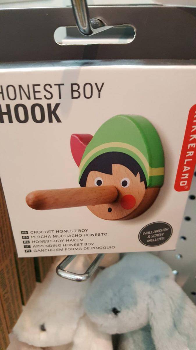 potret hal nyentrik bertema Pinokio (reddit.com/r/CrappyDesign)