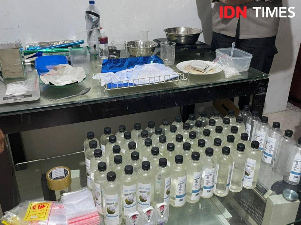 Puluhan botol sabu cair yang berhasil diamankan Ditresnarkoba Polda Kepri (IDN Times/Putra Gema Pamungkas)