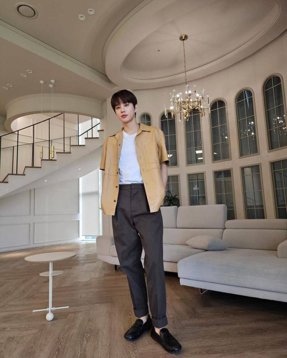 gaya fashion smart casual Jungwoo NCT (instagram.com/sugaringcandy)
