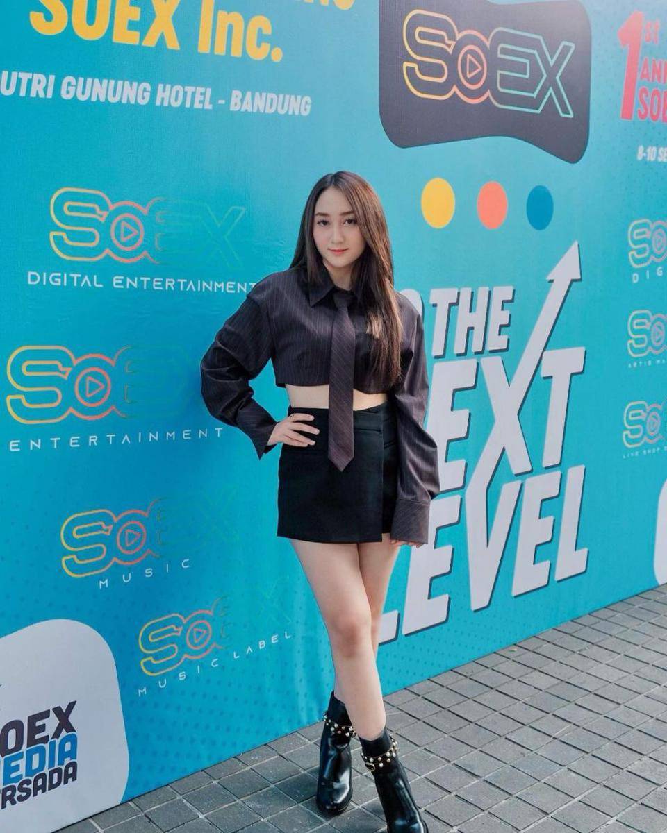 tips styling mini skirt untuk look yang kasual (instagram.com/andrinamazayya)