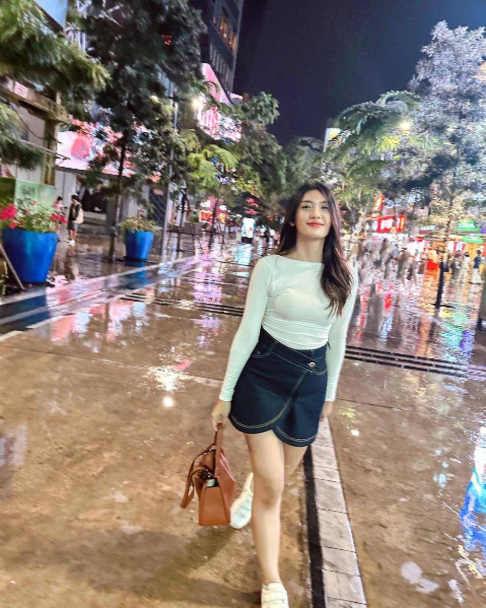 tips styling mini skirt untuk look yang kasual (instagram.com/anissaaziza)