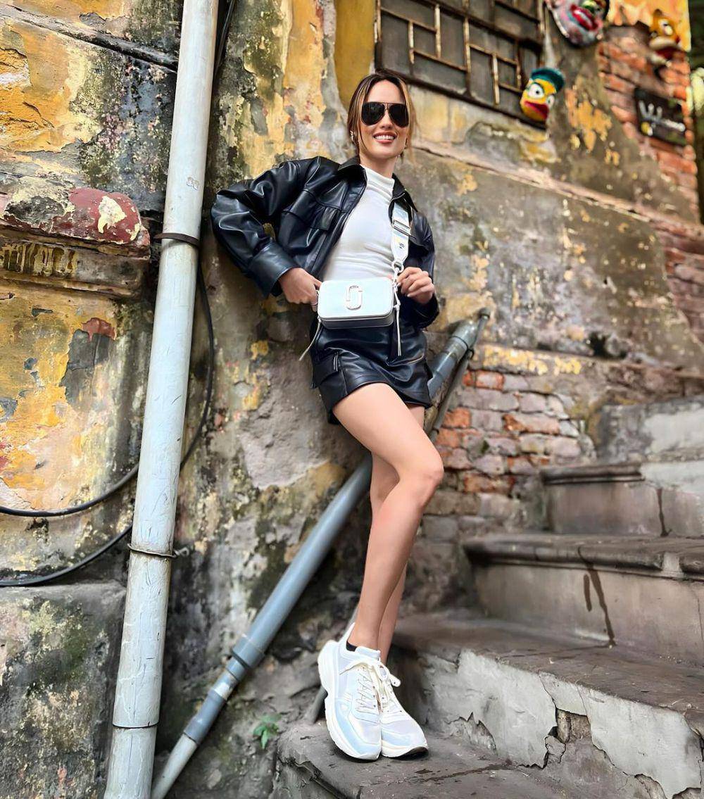 tips styling mini skirt untuk look yang kasual (instagram.com/claurakiehl)