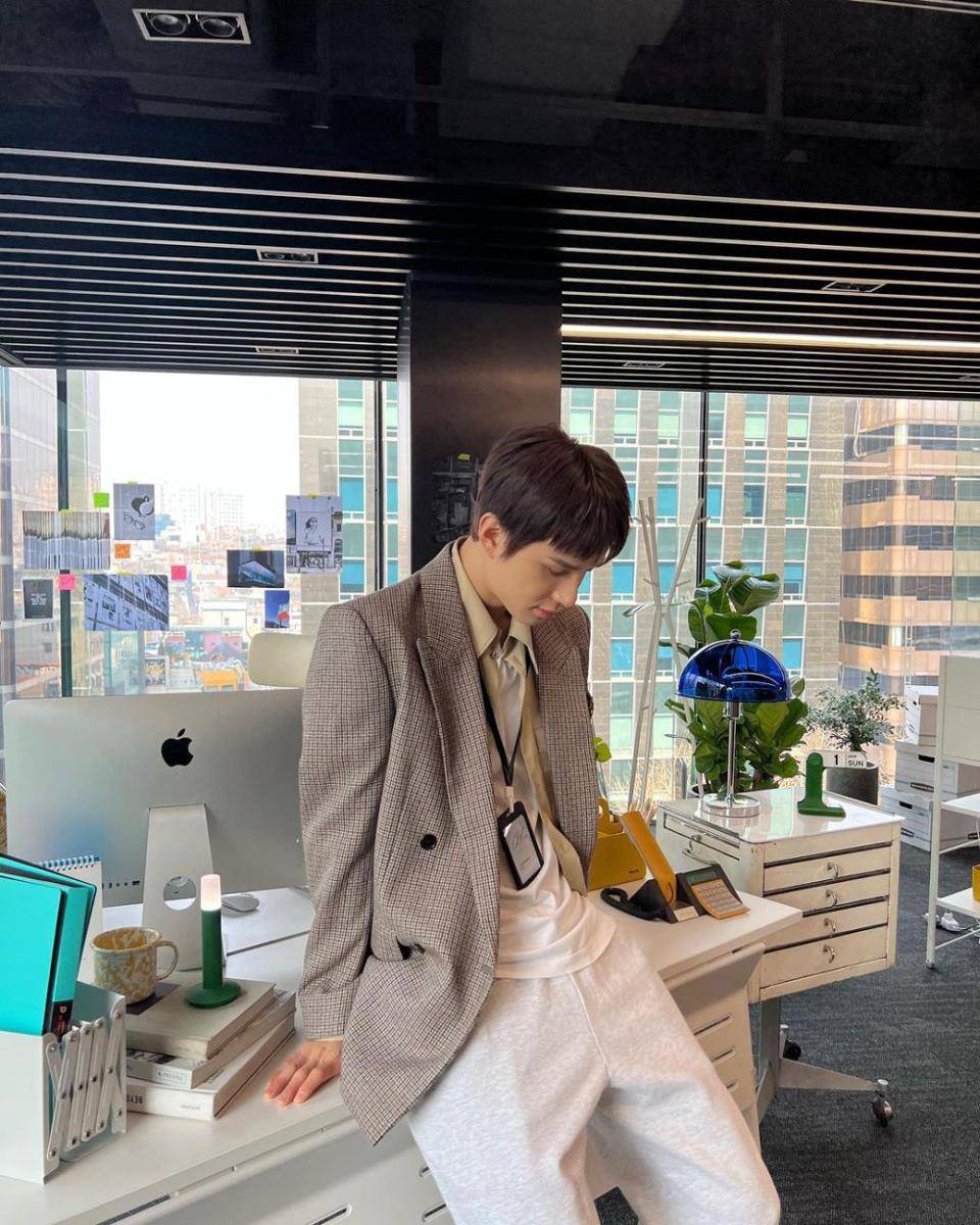 gaya fashion smart casual Jungwoo NCT (instagram.com/sugaringcandy)
