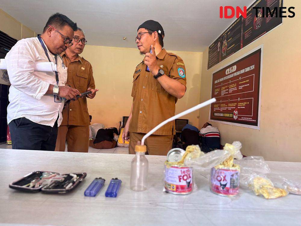 Ditemukan lem fox dan alat hisap sabu. (IDN Times/Teri).