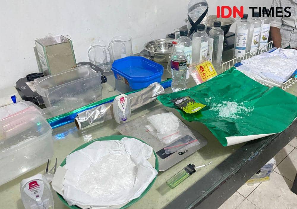 [BREAKING] Polisi Gerebek Pabrik Sabu Cair di Batam, 3 Orang Ditangkap