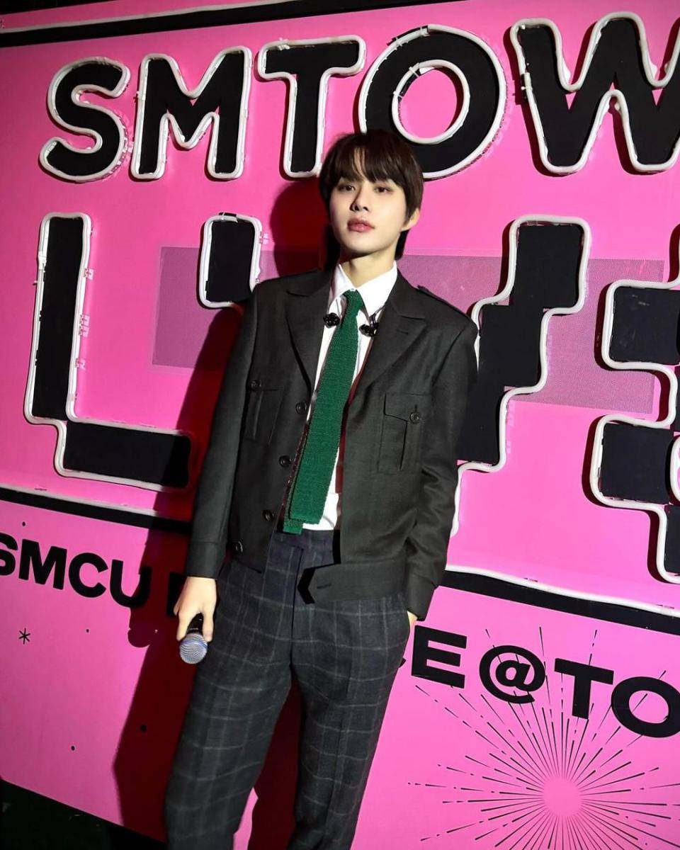 gaya fashion smart casual Jungwoo NCT (instagram.com/sugaringcandy)