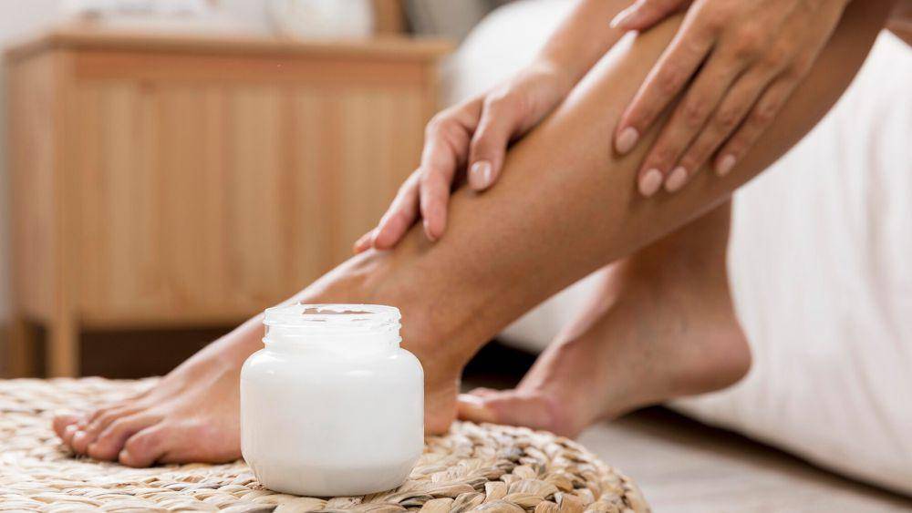 ilustrasi seseorang memakai body serum (freepik.com/freepik)