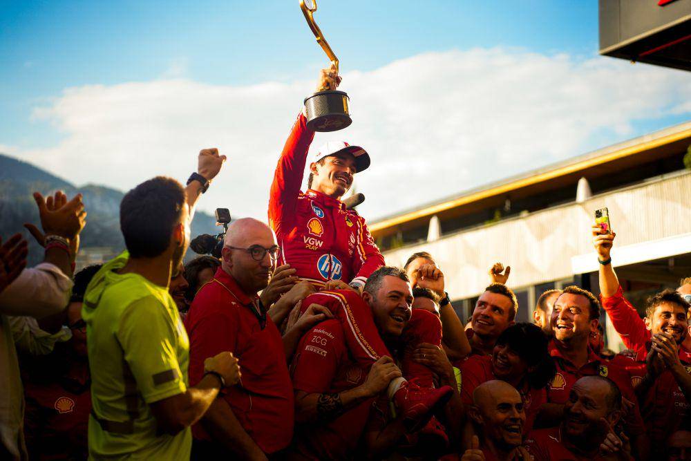 Charles Leclerc merayakan kemenangan di GP Monako 2024 bersama para kru Ferrari. (twitter.com/ScuderiaFerrari)
