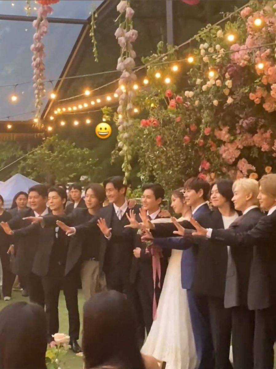 potret Super Junior di pernikahan Ari TAHITI dan Ryeowook (twitter.com/forYJJDHES)