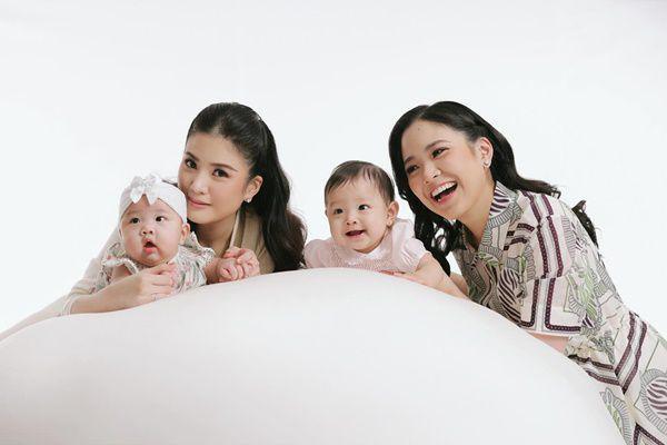 7 Pemotretan Valencia dan Jessica Tanoe Bareng Buah Hati, Gemas!