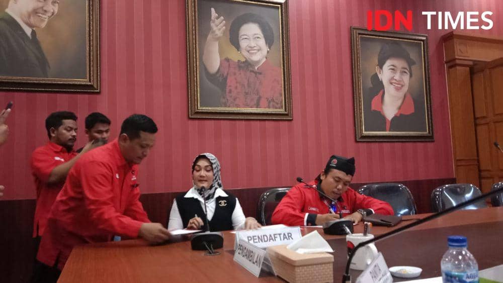 Panitia pendaftaran saat memberikan formulir pendaftaran ke Bupati Klaten Sri Mulyani. (IDN Times/Fariz Fardianto)