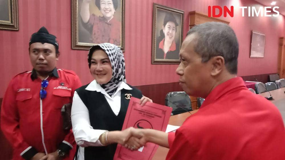 Bupati Klaten Sri Mulyani ambil formulir pendaftaran wagub. (IDN Times/Fariz Fardianto)
