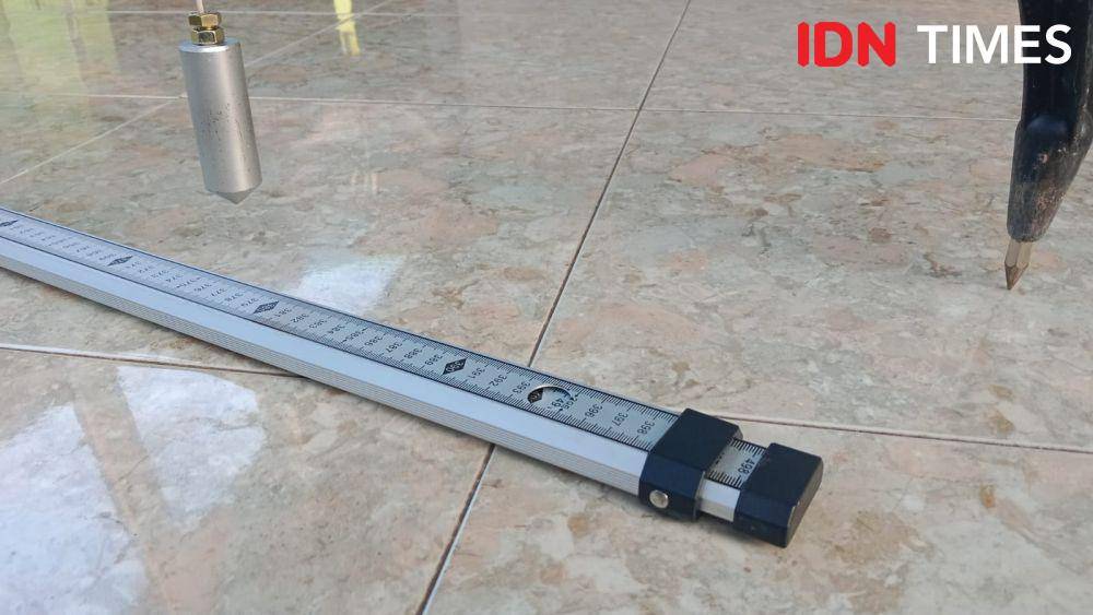 Alat radslul kiblat untuk ukur kiblat masjid. (IDN Times/Fariz Fardianto)