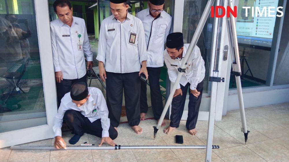 Kepala Kemenag Kota Semarang Ahmad Farid dan para petugas saat memgukur kembali arah kiblat. (IDN Times/Fariz Fardianto)