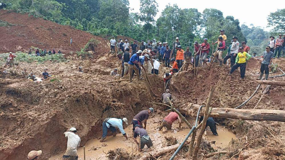 Proses evakuasi korban tanah longsor di Kabupaten Tanggamus. (Dok. Basarnas Lampung).