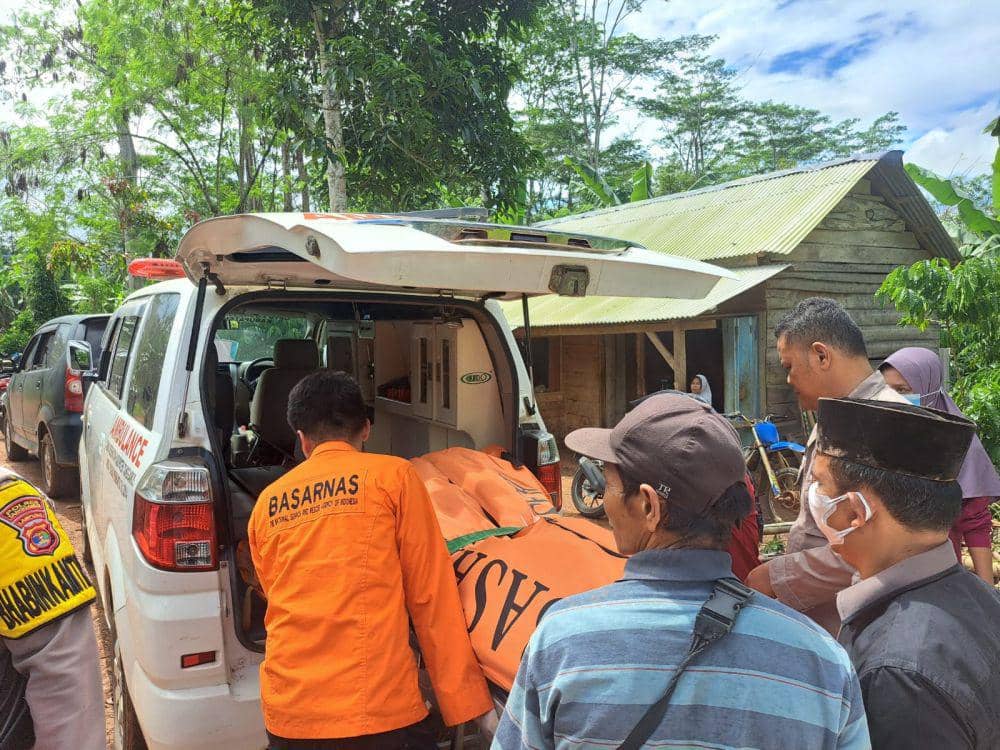 Proses evakuasi korban tanah longsor di Kabupaten Tanggamus. (Dok. Basarnas Lampung).