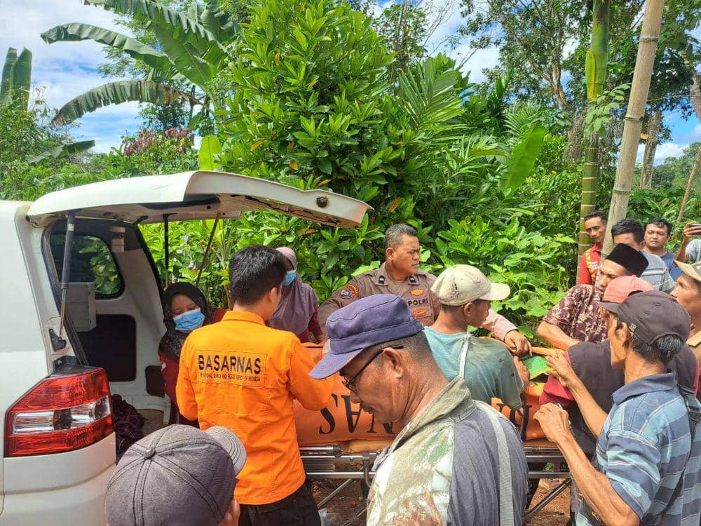 Proses evakuasi korban tanah longsor di Kabupaten Tanggamus. (Dok. Basarnas Lampung).