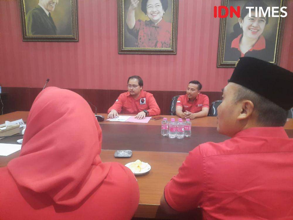 Urusan Kepala LKPP Hendrar Prihadi mengambil formulir pendaftaran. (IDN Times/Fariz Fardianto)