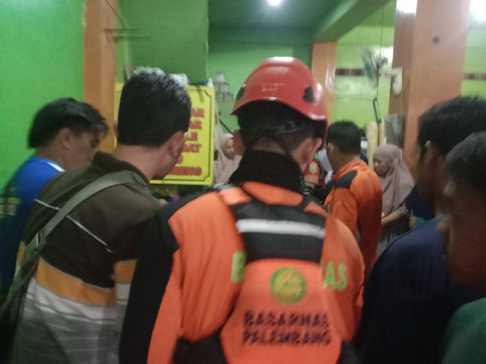 Evakuasi korban meninggal dunia akibat banjir OKU (Dok: istimewa)