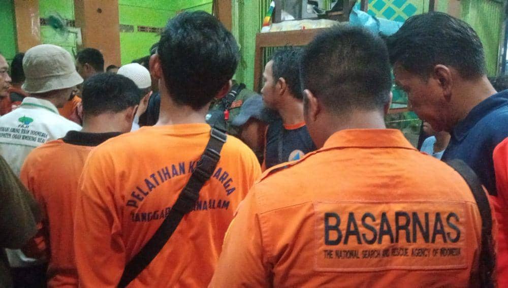 Evakuasi korban meninggal dunia akibat banjir OKU (Dok: istimewa)