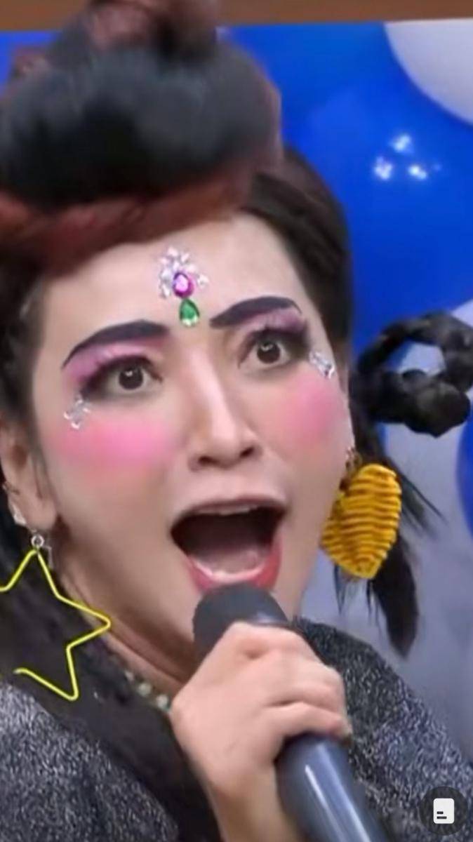 potret kocak Hesti Purwadinata cosplay jadi Dewi Perssik saat nyanyi lagu viral (tiktok.com/ryan_ariyan)
