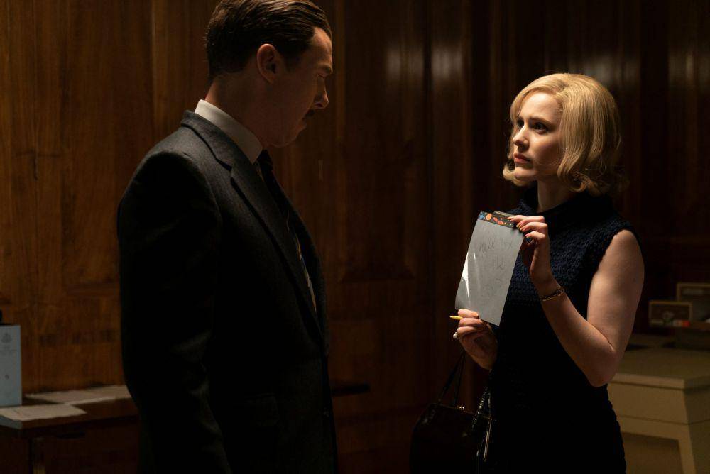 cuplikan adegan yang diperankan Benedict Cumberbatch dan Rachel Brosnahan dalam The Courier (dok. FilmNation Entertainment/The Courier)