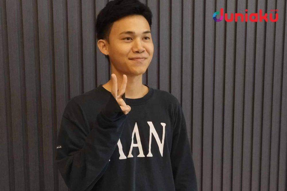 Pat Boonnitipat, sutradara How to Make Millions Before Grandma Dies dalam kunjungan ke kantor IDN Media. Foto diambil oleh Fahrul Nurullah. (Duniaku.com/Fahrul Nurullah)