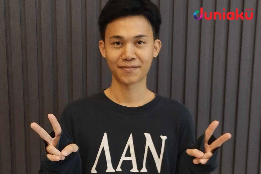 Pat Boonnitipat, sutradara How to Make Millions Before Grandma Dies dalam kunjungan ke kantor IDN Media. Foto diambil oleh Fahrul Nurullah. (Duniaku.com/Fahrul Nurullah)