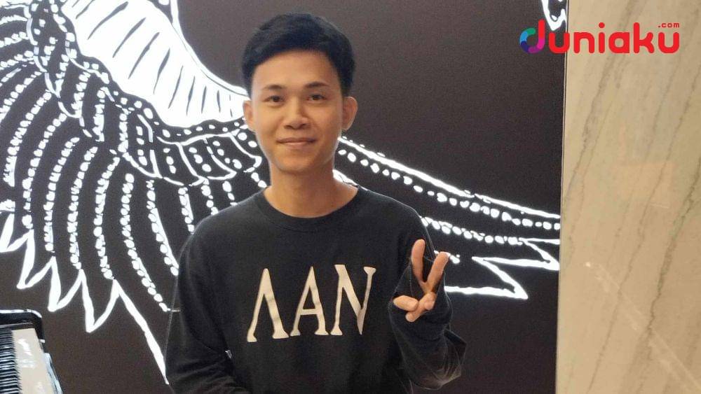 Pat Boonnitipat, sutradara How to Make Millions Before Grandma Dies dalam kunjungan ke kantor IDN Media. Foto diambil oleh Fahrul Nurullah. (Duniaku.com/Fahrul Nurullah)