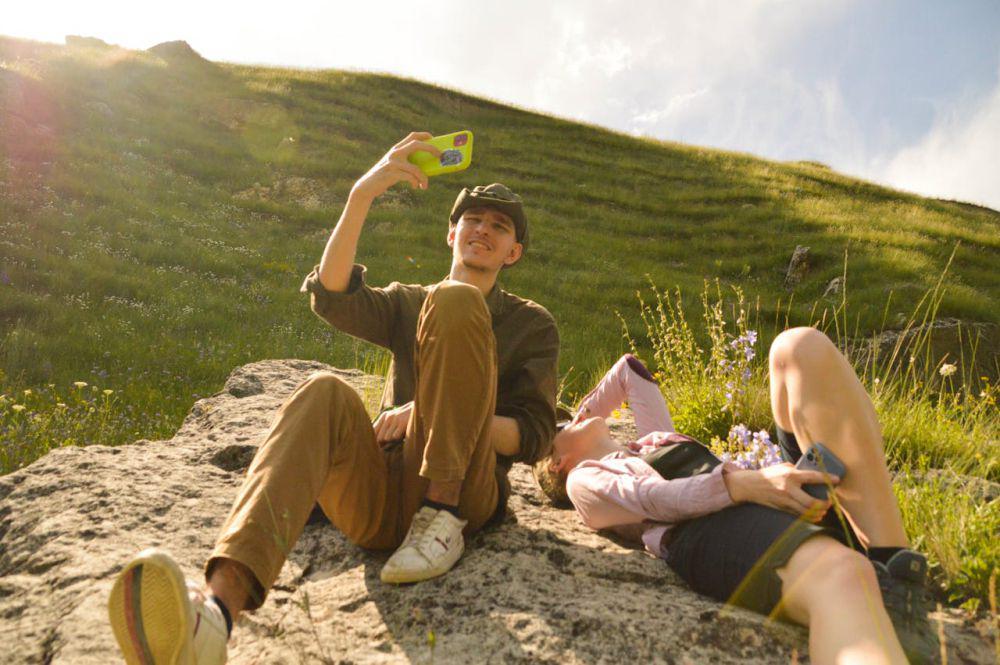 5 Alasan Pasangan Suka Mengambil Fotomu Diam-diam, Biar Lebih Natural