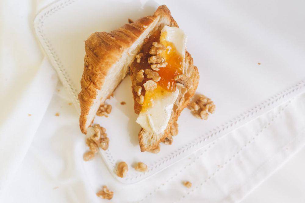 ilustrasi croissant dengan cream cheese (pexels.com/Leeloo The First)