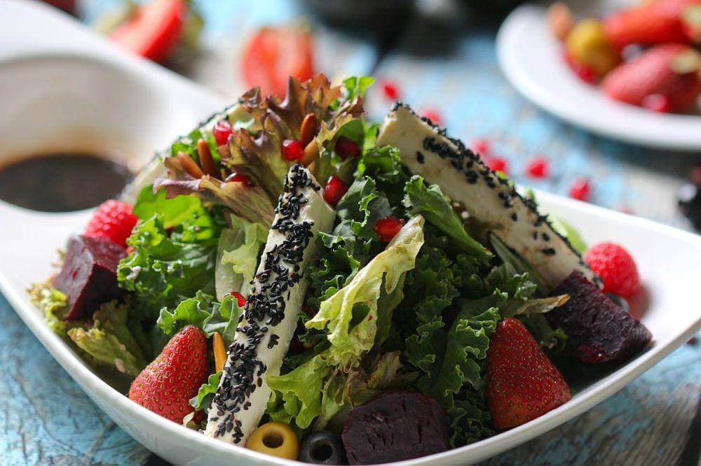 ilustrasi salad sayur dan buah (pexels.com/Shameel mukkath)