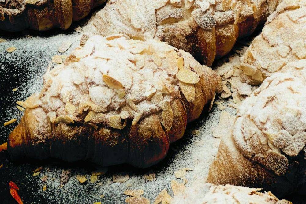 ilustrasi croissant dengan almond paste (pexels.com/Shuaizhi Tian)