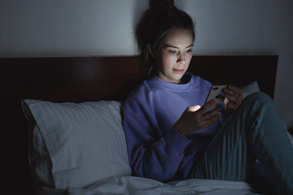 ilustrasi melihat smartphone (pexels.com/SHVETS production)