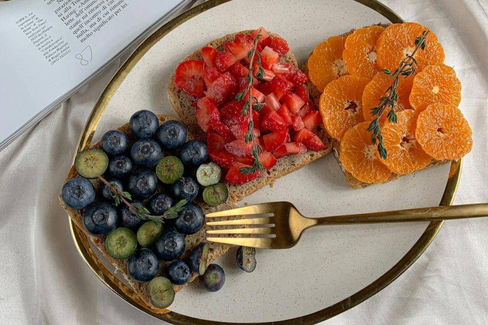 ilustrasi roti panggang dengan buah (pexels.com/solod_sha)