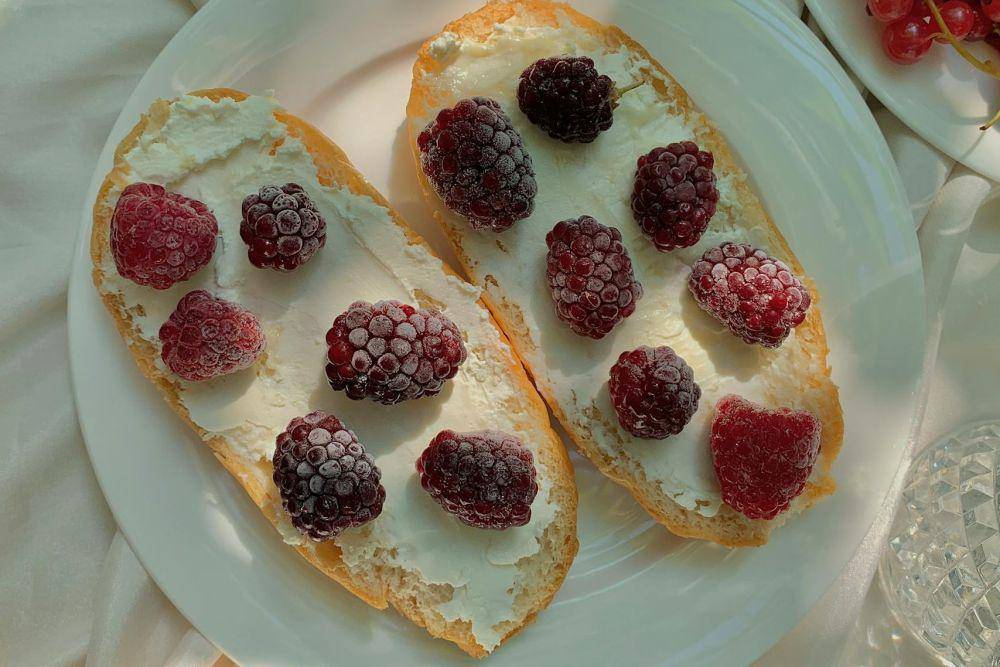 ilustrasi roti dengan cream cheese dan buah (pexels.com/solod_sha)