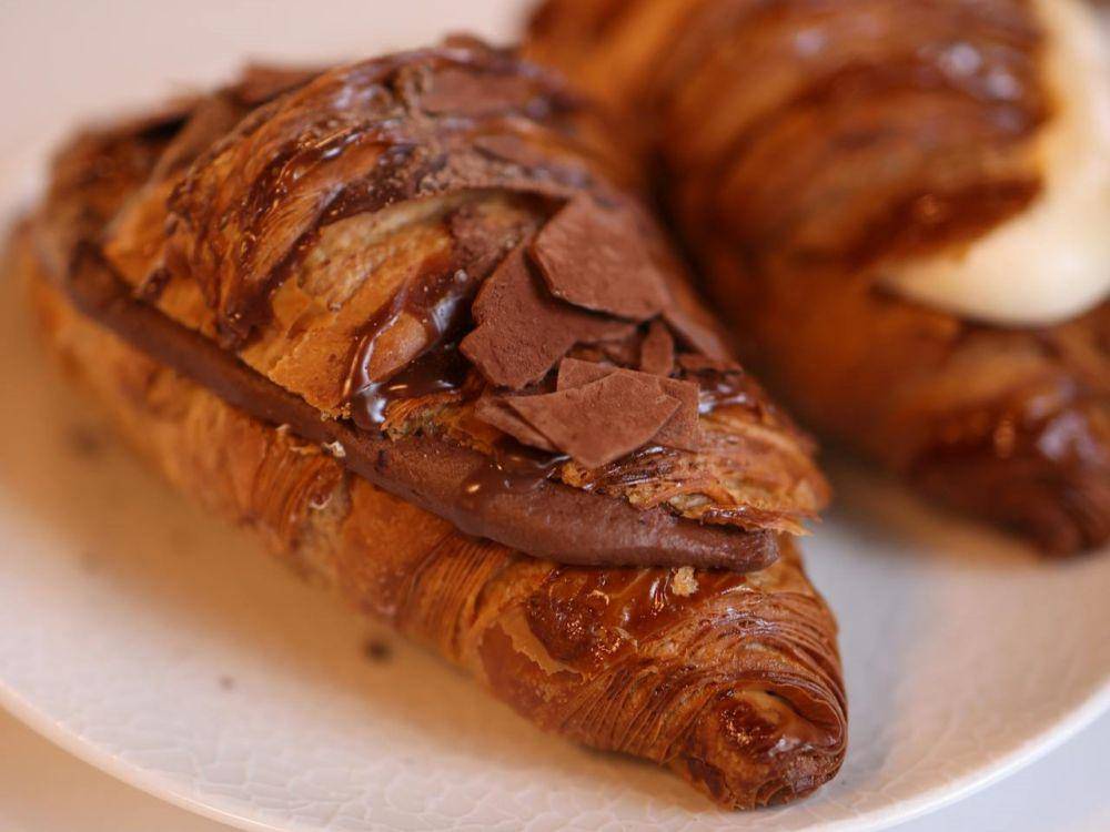 ilustrasi croissant cokelat (pexels.com/Valeria Boltneva)