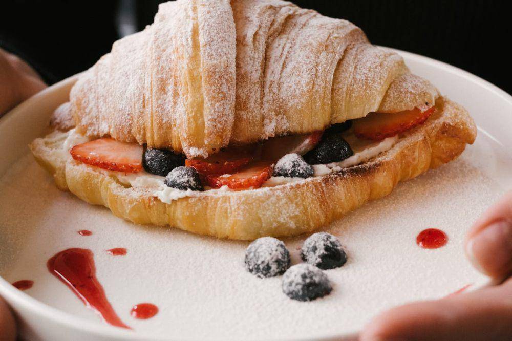 ilustrasi croissant buah (pexels.com/Vitaly Gorbachev)