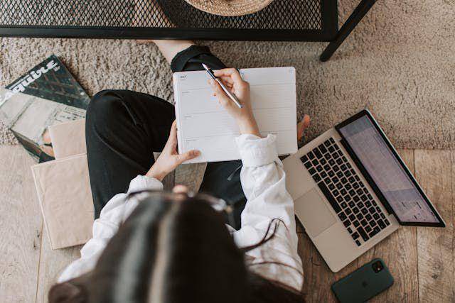 ilustrasi freelancer menyusun outline dan mencatat setiap poin evaluasi tulisan (pexels.com/Vlada Karpovich)