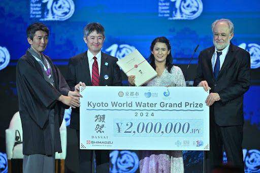 Vice President of The Japan Water Forum Taikan Oki (kedua kiri) didampingi CEO Asahi Shuzo Co.Ltd, Kazuhiro Sakurai (kiri) dan Selection Committee Member, Ahmet Mete Saatci (kanan) berfoto bersama penerima hadiah utama Kyoto World Water Grand Prize 2024 Coordinator Youth Sanitation Concern, Iffah Rachmi (kedua kanan) saat upacara penutupan World Water Forum ke-10 2024 di Nusa Dua, Badung, Bali, Jumat (24/5/2024). (Dok. Kementerian PUPR)
