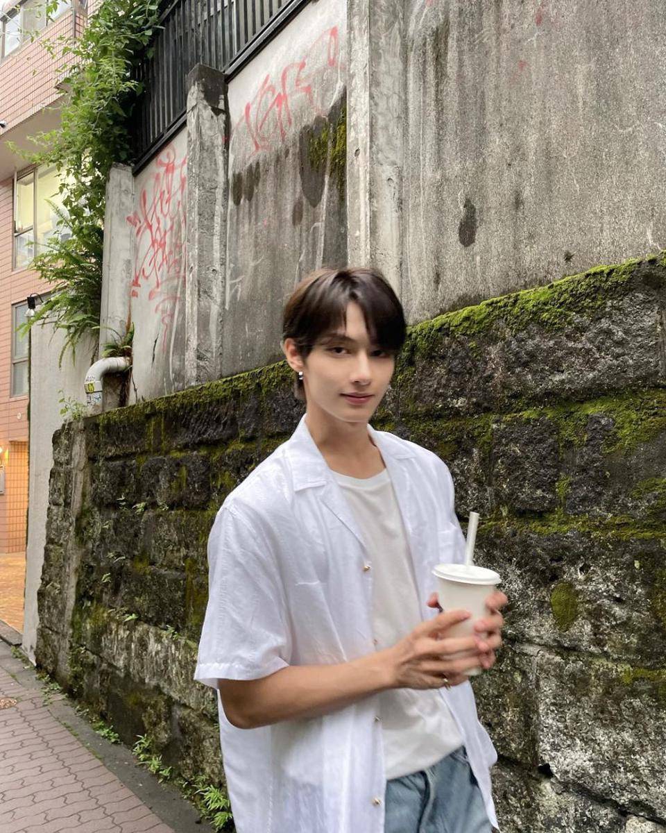 Jun Seventeen (instagram.com/junhui_moon)
