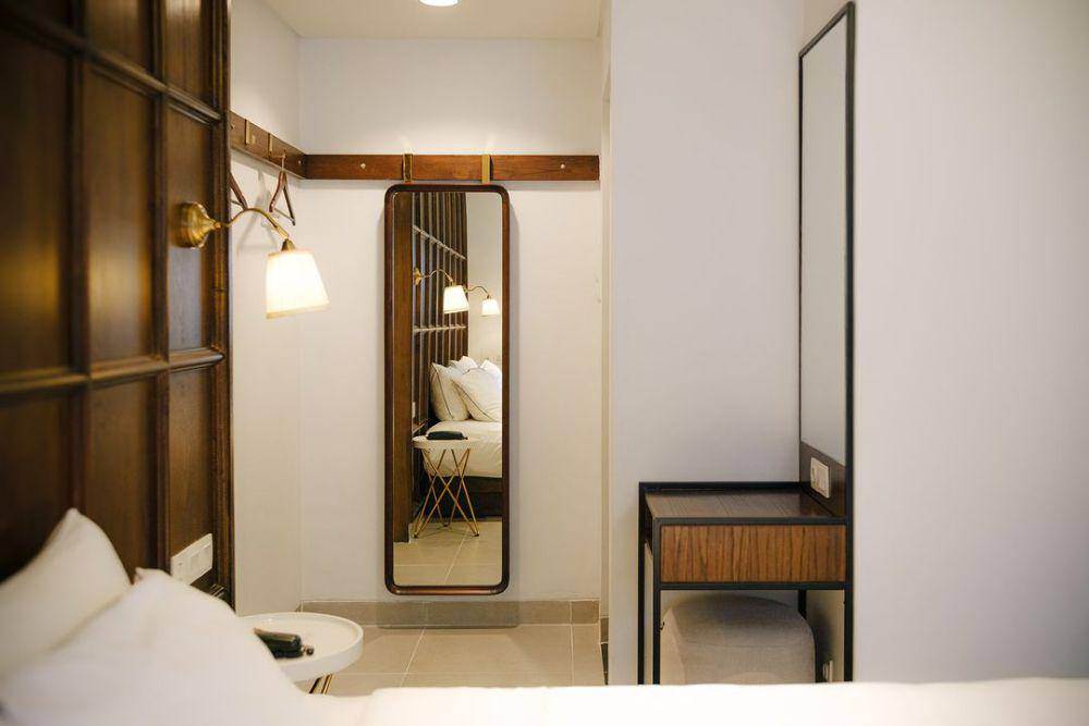 Interior kamar Hotel Kampi Surabaya yang estetik nan minimalis. Instagram/kampihoteltunjungan
