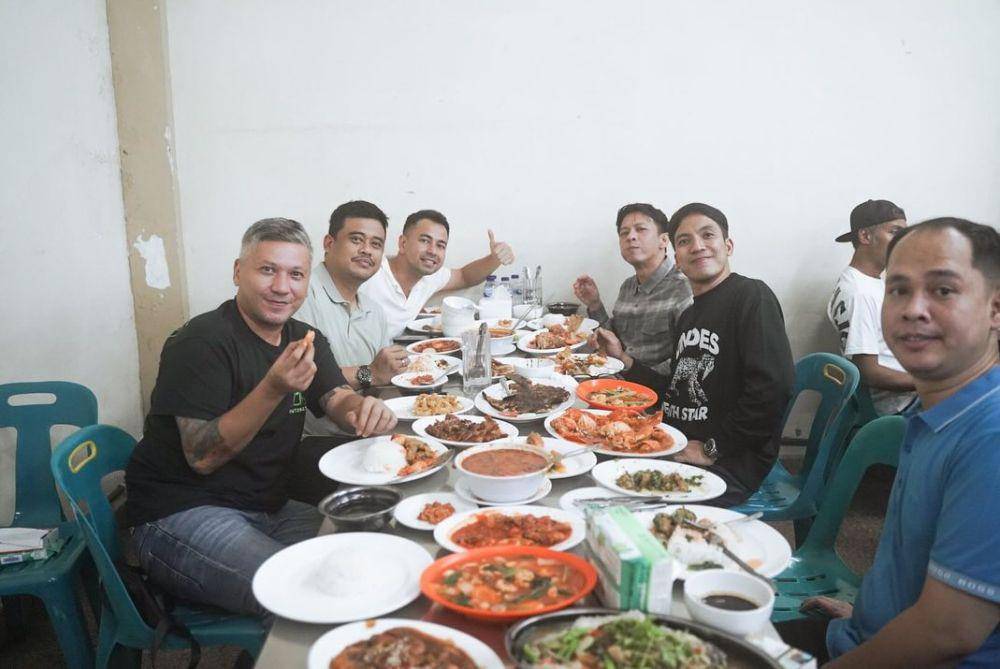 Bobby Nasution bareng The Dudas Minus One saat bersantap di Wajir Seafood (instagram/bobbyns)