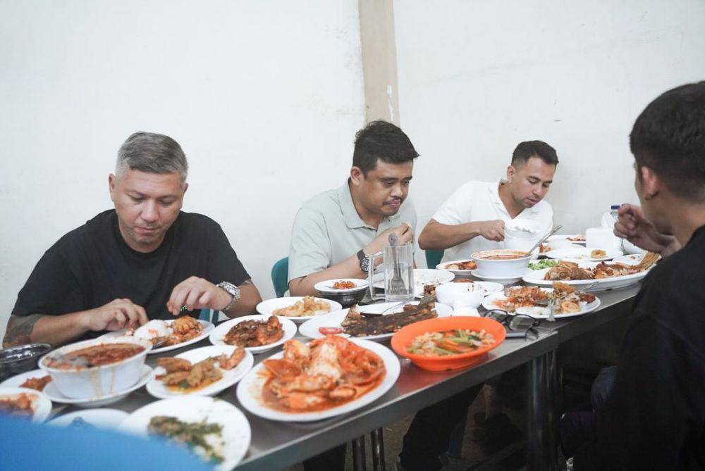 Bobby Nasution bareng The Dudas Minus One saat bersantap di Wajir Seafood (instagram/bobbynst)