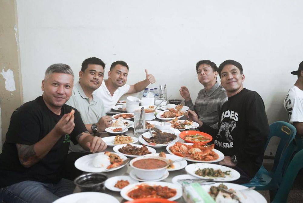 Bobby Nasution bareng The Dudas Minus One saat bersantap di Wajir Seafood (instagram/bobbynst)