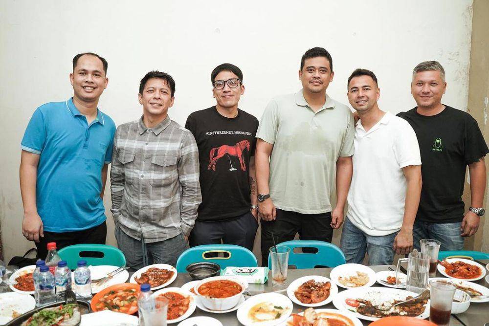 Bobby Nasution bareng The Dudas Minus One saat bersantap di Wajir Seafood (instagram/bobbynst)