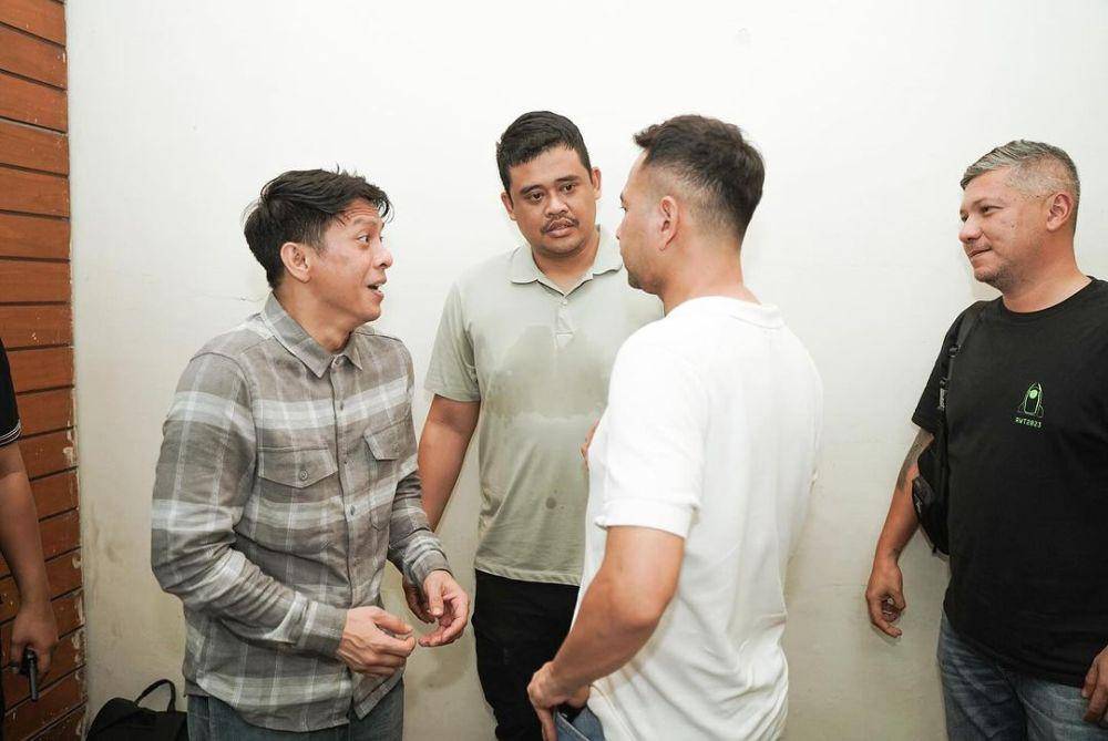 Bobby Nasution bareng The Dudas Minus One saat bersantap di Wajir Seafood (instagram/bobbynst)
