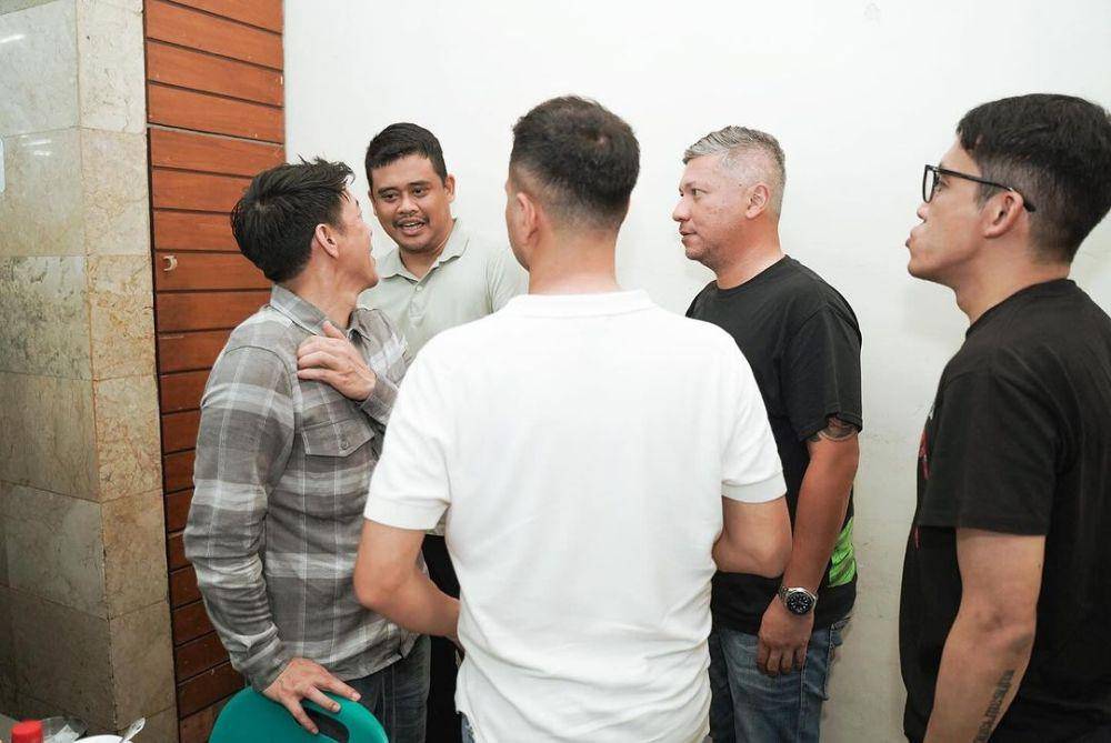 Bobby Nasution bareng The Dudas Minus One saat bersantap di Wajir Seafood (instagram/bobbynst)