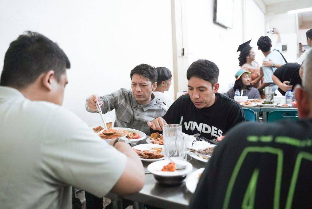 Bobby Nasution bareng The Dudas Minus One saat bersantap di Wajir Seafood (instagram/bobbynst)