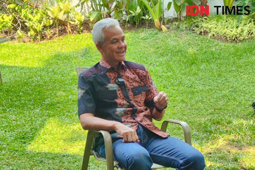 Capres nomor urut tiga, Ganjar Pranowo saat wawancara khusus dengan Pemred IDN Times, Uni Lubis (IDN Times/Yosafat Diva Bayu Wisesa)